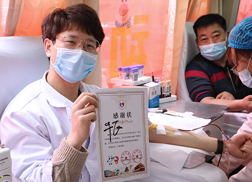 华飞不仅是“稀有血型为北京冬奥会备血活动”的参与者，而且还成为捐献造血干细胞志愿者.jpg